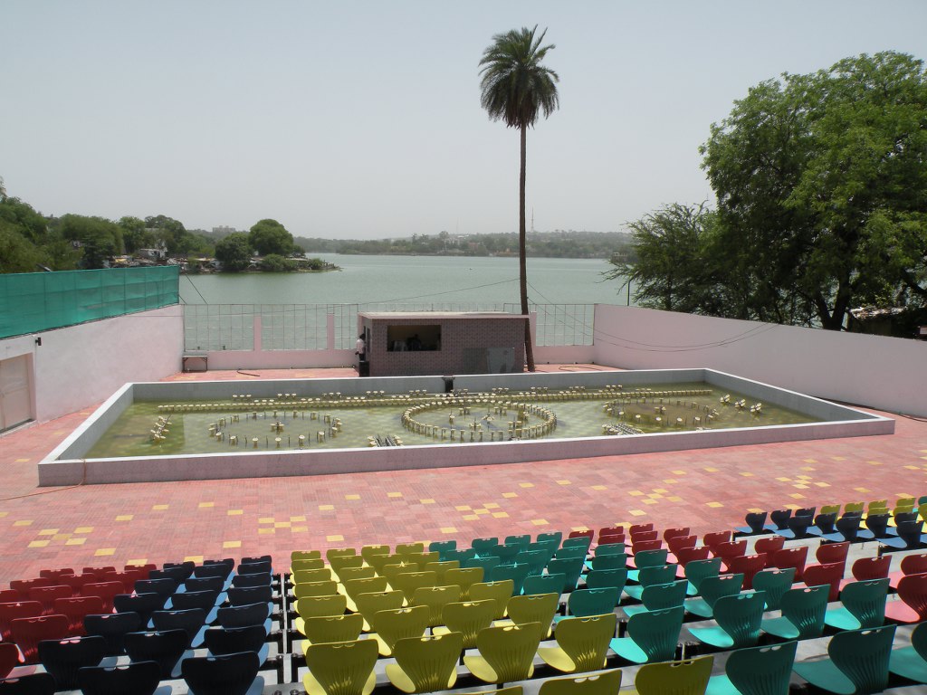 Lower lake filled by garbage, 7 crore wasted on upper lake fountain